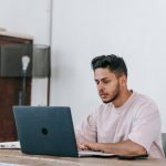 Foto de Michael Burrows: https://www.pexels.com/es-es/foto/ligero-hombre-telefono-inteligente-escritorio-7129005/