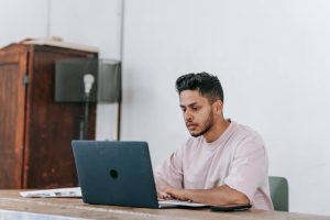 Foto de Michael Burrows: https://www.pexels.com/es-es/foto/ligero-hombre-telefono-inteligente-escritorio-7129005/
