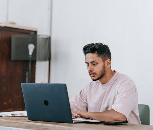 Foto de Michael Burrows: https://www.pexels.com/es-es/foto/ligero-hombre-telefono-inteligente-escritorio-7129005/